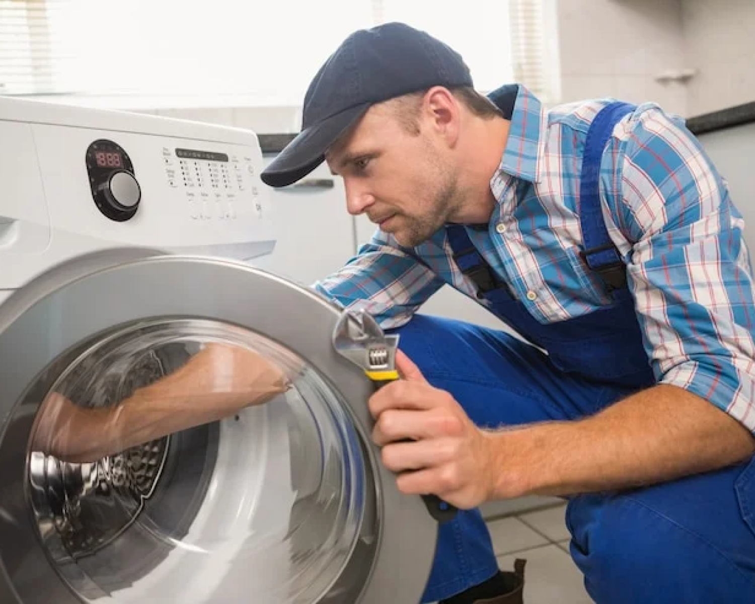 handyman-fixing-washing-machine