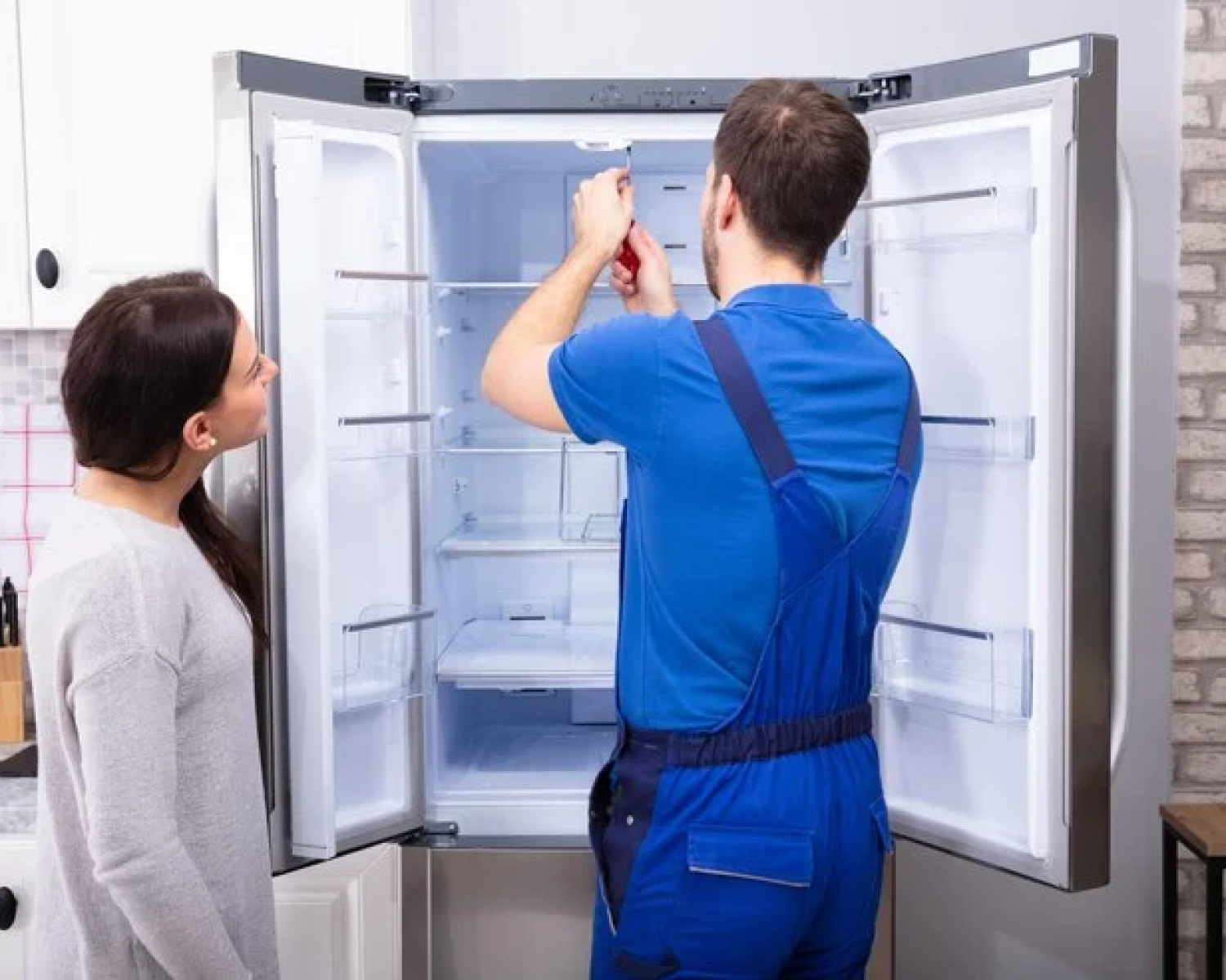 repairman-fixing-refrigerator-wi