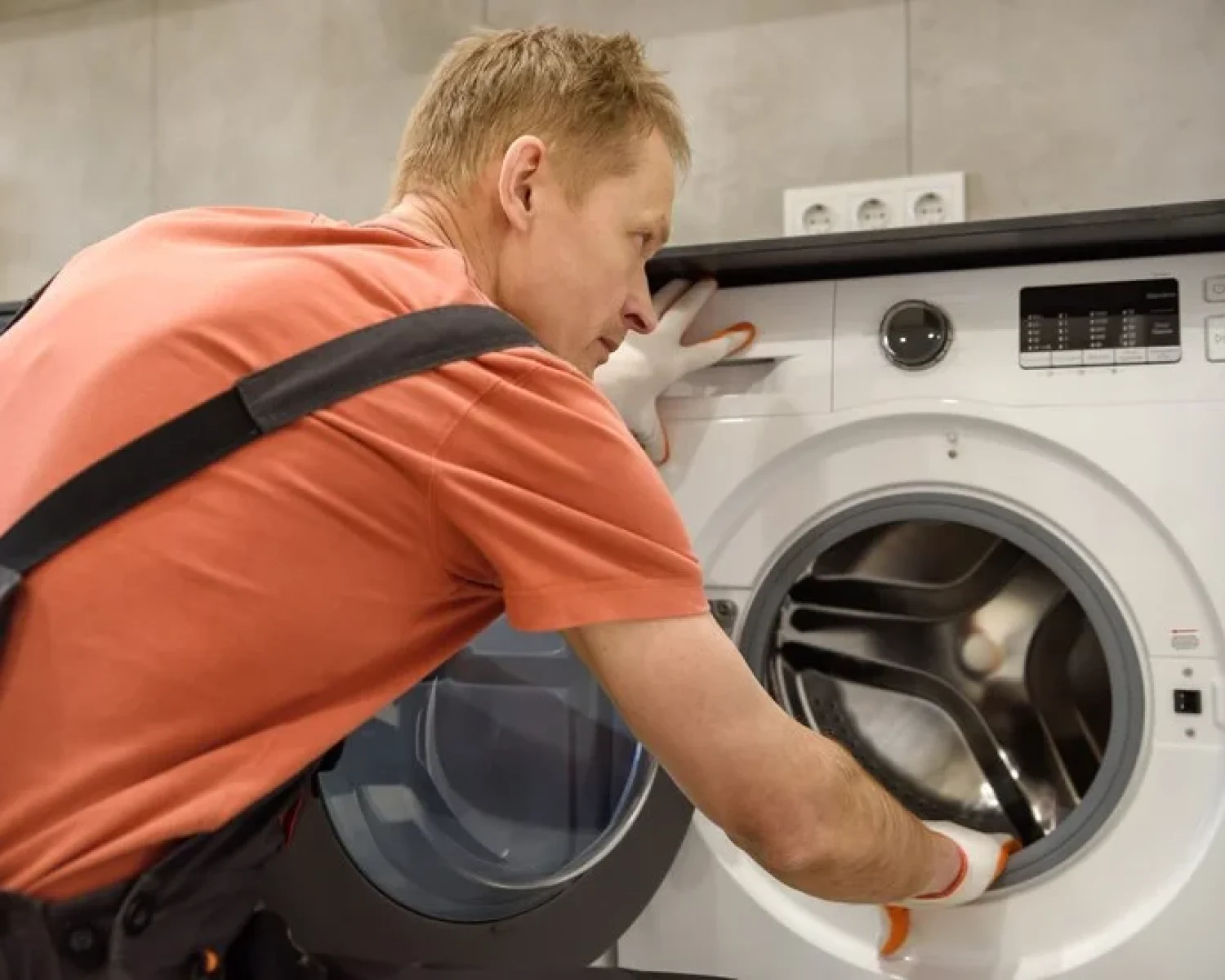 worker-is-installing-washing-mac